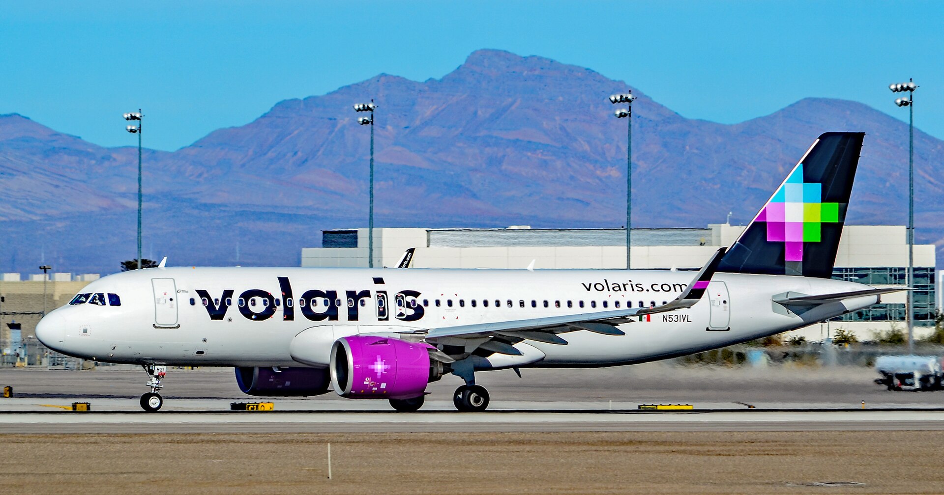 Volaris aircraft (Y4) — aerolínea con rutas internacionales, photo via Wikimedia Commons (Wikipedia summary)